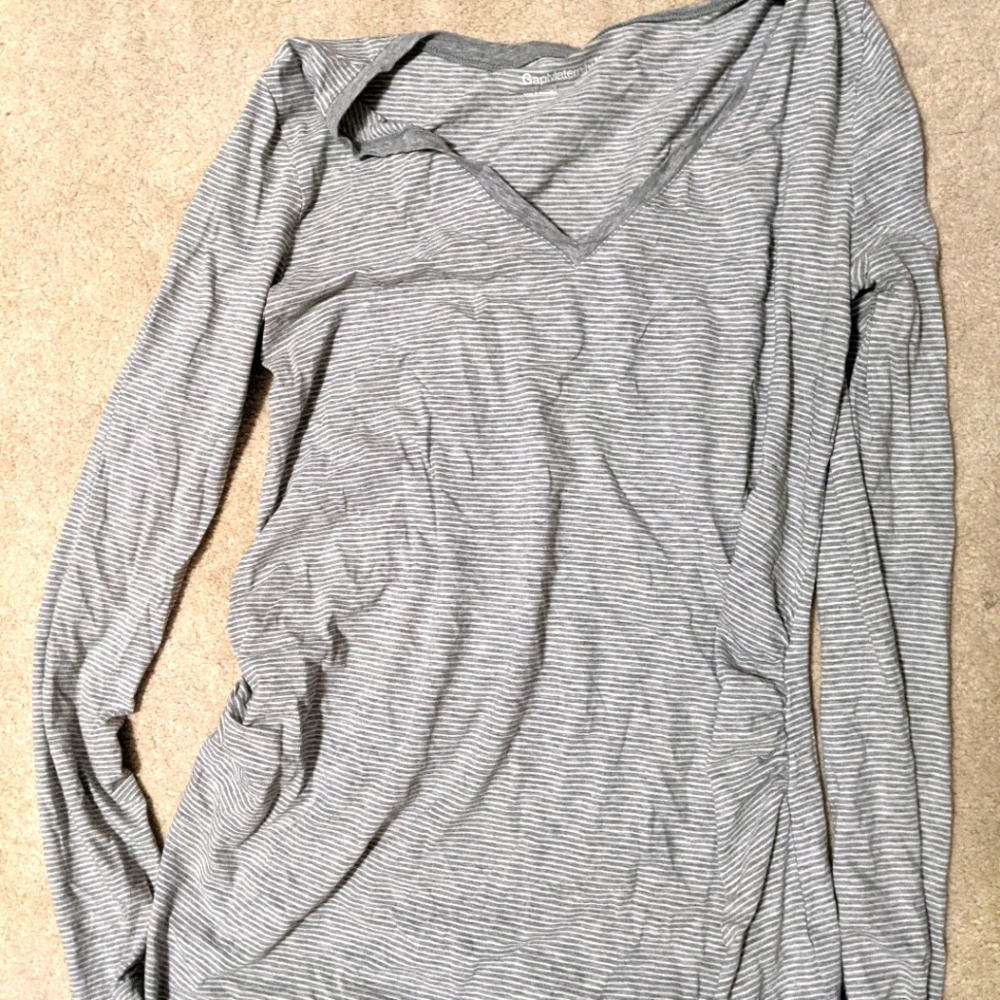 💜 3 for $12 / v-neck long sleeve maternity shirt